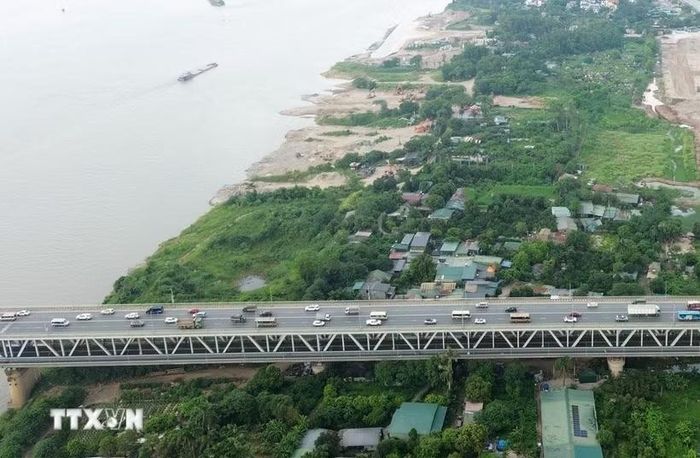 Phương tiện lưu thông trên cầu Thăng Long. (Ảnh: Quốc Khánh/TTXVN)