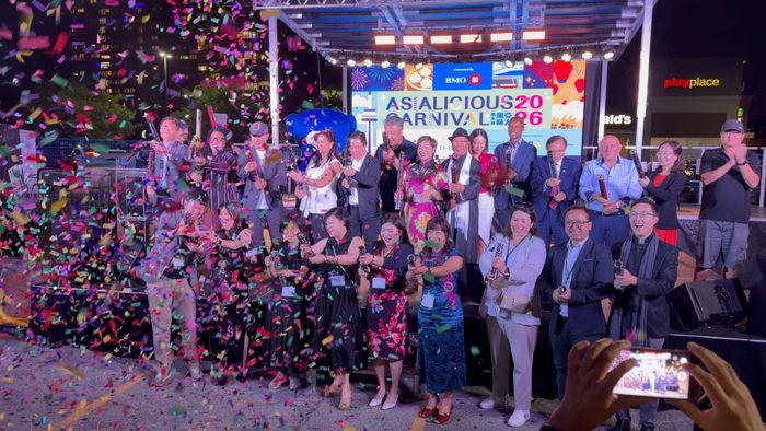 Các thành viên Ban tổ chức nổ pháo hoa khai mạc lễ hội Asialicious Carnival 2026.