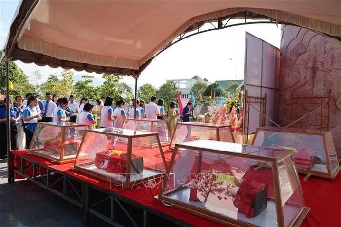 Cán bộ, chiến sĩ Bộ Chỉ huy Quân sự tỉnh Khánh Hòa đưa hài cốt liệt sĩ tại khu vực Nhà lao Thành Diên Khánh cũ về Đài Tưởng niệm Cầu Thành.