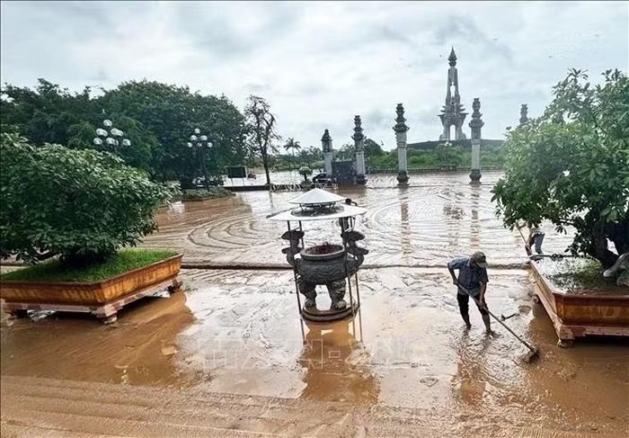 Cán bộ, viên chức, người lao động Trung tâm Dịch vụ Tổng hợp phường Quảng Trị tiến hành vệ sinh Bến thả hoa bờ Bắc sông Thạch Hãn. Ảnh: TTXVN phát