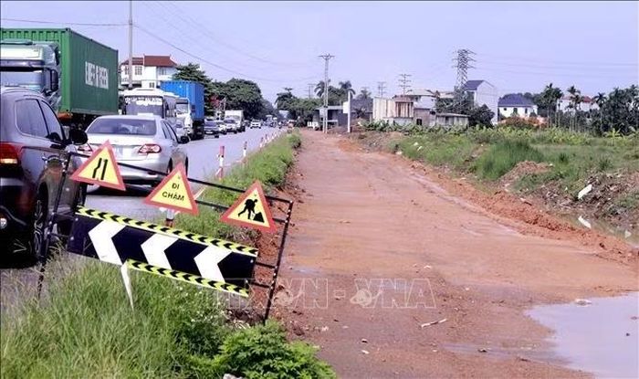 Một đoạn Quốc lộ 2 đang được đào, hạ nền để phục vụ mở rộng tuyến.