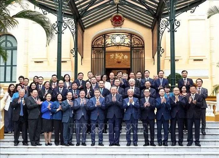 Tổng Bí thư, Chủ tịch nước Tô Lâm và đại diện Ban Chấp hành Liên hiệp các tổ chức hữu nghị Việt Nam khoá VII.