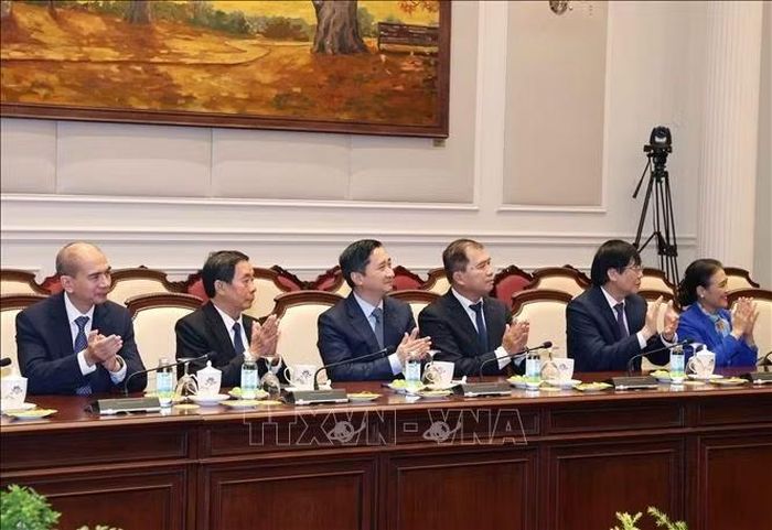 Các đại biểu tham dự cuộc gặp.