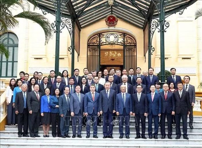 Tổng Bí thư, Chủ tịch nước Tô Lâm và đại diện Ban Chấp hành Liên hiệp các tổ chức hữu nghị Việt Nam khoá VII.