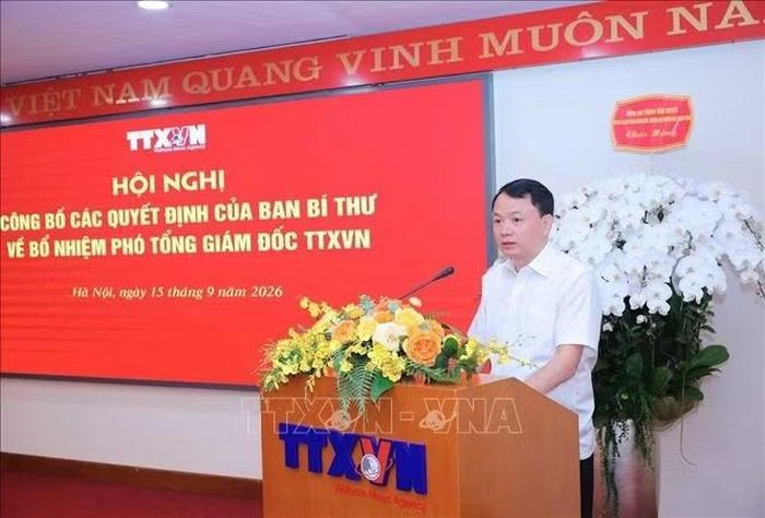 Trưởng Ban tổ chức cán bộ TTXVN Đỗ Mạnh Chiến công bố quyết định Ban Bí thư bổ nhiệm Phó Tổng Giám đốc TTXVN Nguyễn Tuấn Hùng - Phó Bí thư Thường trực Đảng ủy, Phó Tổng Giám đốc TTXVN Đoàn Thị Tuyết Nhung và Phó Tổng Giám đốc TTXVN Nguyễn Thị Sự giữ chức Phó Tổng Giám đốc TTXVN (trực thuộc Ban Chấp hành Trung ương Đảng). Ảnh: Hoàng Hiếu/TTXVN