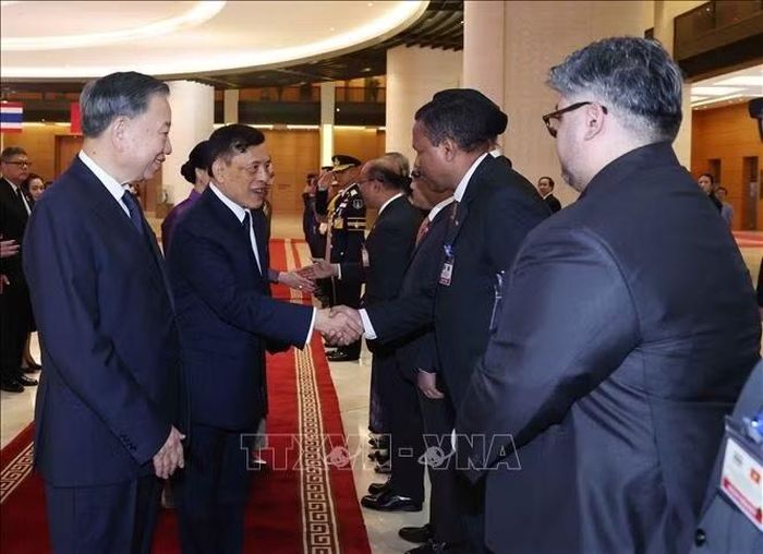 Tổng Bí thư, Chủ tịch nước Tô Lâm giới thiệu với Nhà vua Thái Lan Maha Vajiralongkorn Phra Vajiraklaochaoyuhua và Hoàng hậu các đại biểu là Đại sứ các nước ASEAN tham dự Lễ đón. Ảnh: Thống Nhất/TTXVN