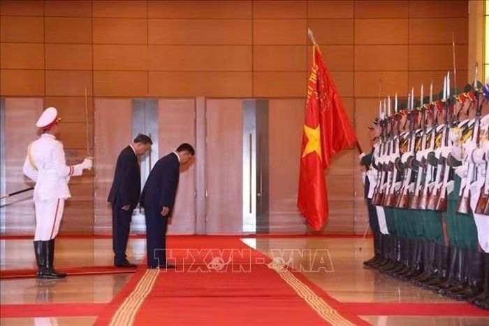Tổng Bí thư, Chủ tịch nước Tô Lâm và Nhà vua Thái Lan Maha Vajiralongkorn Phra Vajiraklaochaoyuhua duyệt Đội danh dự Quân đội nhân dân Việt Nam. Ảnh: Văn Điệp/TTXVN