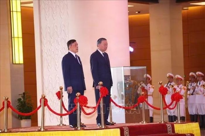 Tổng Bí thư, Chủ tịch nước Tô Lâm và Nhà vua Thái Lan Maha Vajiralongkorn Phra Vajiraklaochaoyuhua trên bục danh dự, thực hiện nghi lễ chào cờ. Ảnh: Văn Điệp/TTXVN