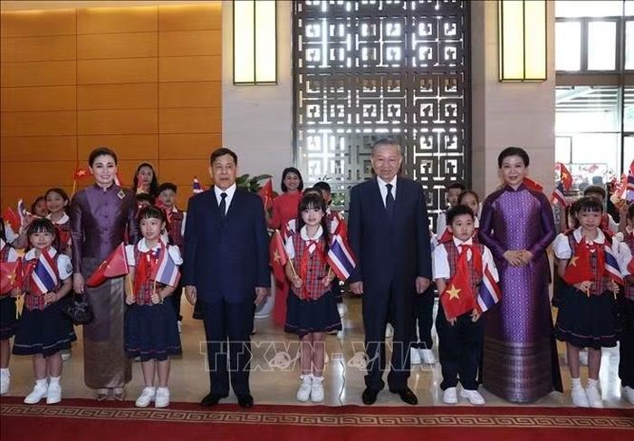 Tổng Bí thư, Chủ tịch nước Tô Lâm và Phu nhân cùng Nhà vua Thái Lan Maha Vajiralongkorn Phra Vajiraklaochaoyuhua và Hoàng hậu chụp ảnh chung với thiếu nhi Thủ đô. Ảnh: Thống Nhất/TTXVN