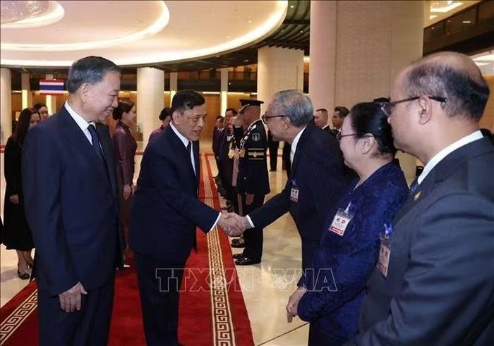 Tổng Bí thư, Chủ tịch nước Tô Lâm giới thiệu với Nhà vua Thái Lan Maha Vajiralongkorn Phra Vajiraklaochaoyuhua và Hoàng hậu các đại biểu là Đại sứ các nước ASEAN tham dự Lễ đón. Ảnh: Thống Nhất/TTXVN