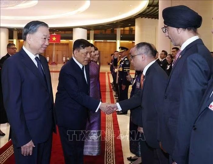Tổng Bí thư, Chủ tịch nước Tô Lâm giới thiệu với Nhà vua Thái Lan Maha Vajiralongkorn Phra Vajiraklaochaoyuhua và Hoàng hậu các đại biểu là Đại sứ các nước ASEAN tham dự Lễ đón. Ảnh: Thống Nhất/TTXVN