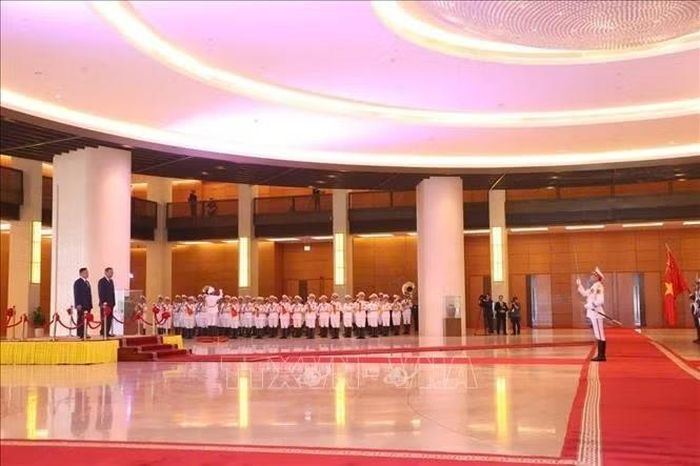 Lễ đón chính thức Nhà vua Thái Lan Maha Vajiralongkorn Phra Vajiraklaochaoyuhua và Hoàng hậu thăm cấp Nhà nước tới Việt Nam được tổ chức trọng thể tại Nhà Quốc hội (Hà Nội). Ảnh: Văn Điệp/TTXVN