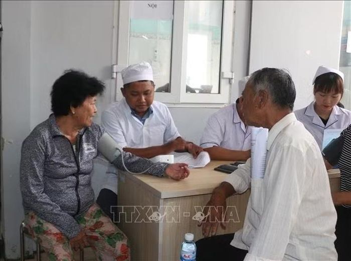Người dân được khám sức khoẻ tổng quát, đo huyết áp, kiểm tra đường huyết, tầm soát các bệnh không lây nhiễm.
