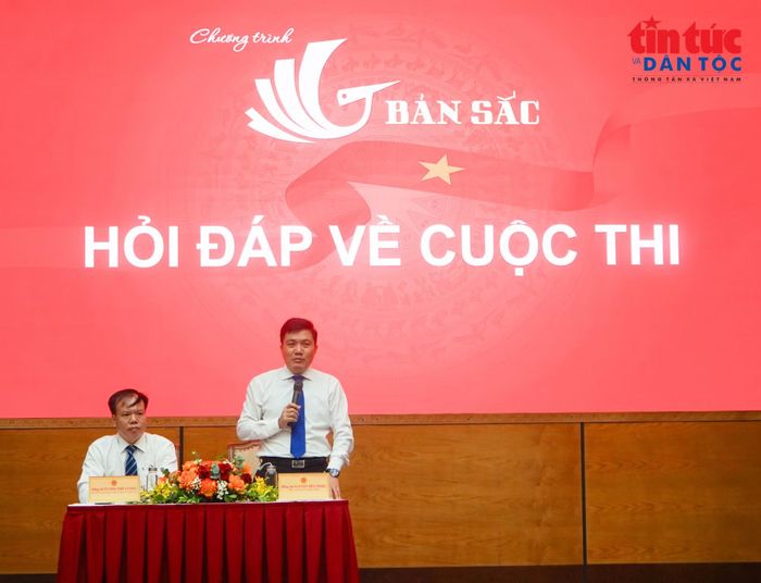 Ban Tổ chức giải đáp câu hỏi của phóng viên, báo chí tại họp báo.