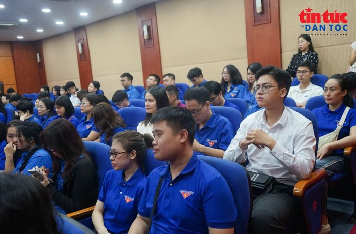 Đông đảo các đoàn viên, thanh niên tham dự chương trình.