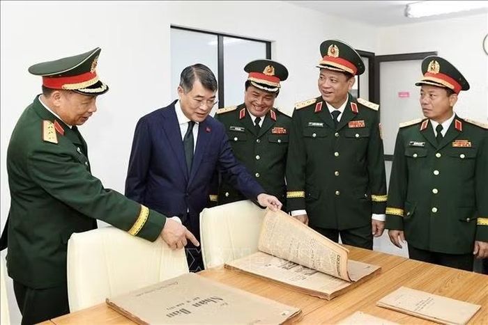 Thủ tướng Lê Minh Hưng tham quan Phòng Truyền thống, Thư viện của Học viện Quốc phòng.