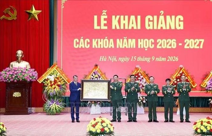 Thủ tướng Lê Minh Hưng tặng quà lưu niệm cho Học viện Quốc phòng. Ảnh: Dương Giang/TTXVN