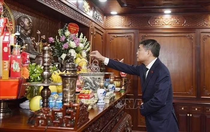 Thủ tướng Lê Minh Hưng dâng hương Chủ tịch Hồ Chí Minh.