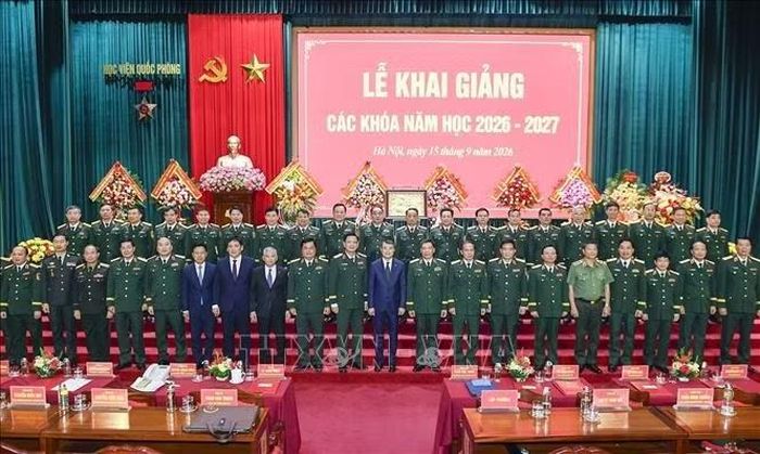 Thủ tướng Lê Minh Hưng với các đại biểu tại Lễ Khai giảng các khóa năm học 2026 – 2027 của Học viện Quốc phòng. Ảnh: Dương Giang /TTXVN