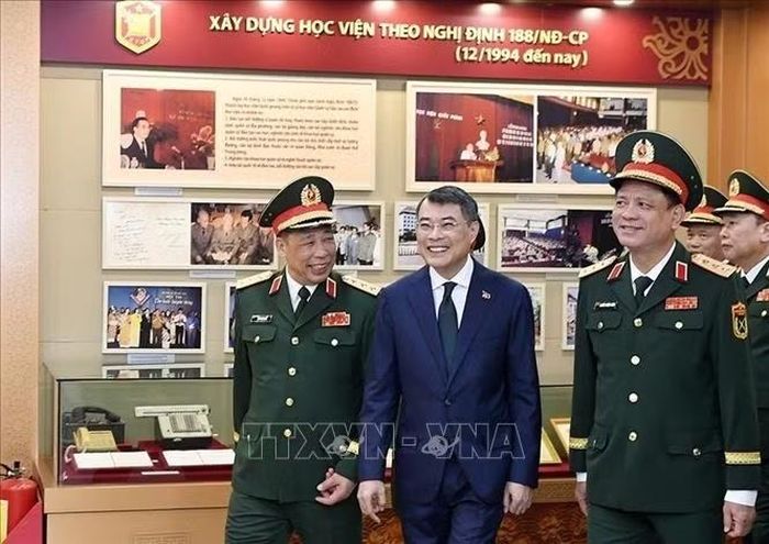 Thủ tướng Lê Minh Hưng tham quan Phòng Truyền thống, Thư viện của Học viện Quốc phòng.