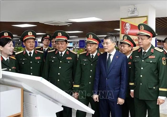 Thủ tướng Lê Minh Hưng tham quan Phòng Truyền thống, Thư viện của Học viện Quốc phòng.