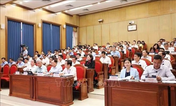 Các đồng chí Ủy viên Trung ương Đảng tham dự lớp học.