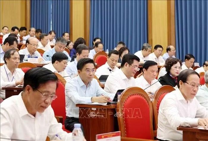 Các đồng chí Ủy viên Trung ương Đảng tham dự lớp học.