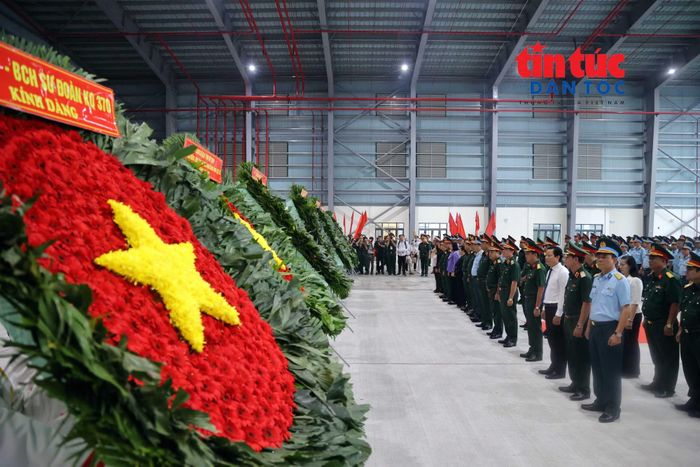 Các đại biểu tổ chức lễ dâng hoa, dâng hương và tiễn các mẫu hài cốt liệt sĩ tại Ga Quân sự, Sân bay quốc tế Tân Sơn Nhất.