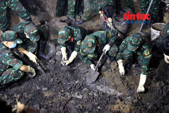 Lực lượng tỉ mỉ bóc tách từng lớp đất để tìm hài cốt liệt sĩ.