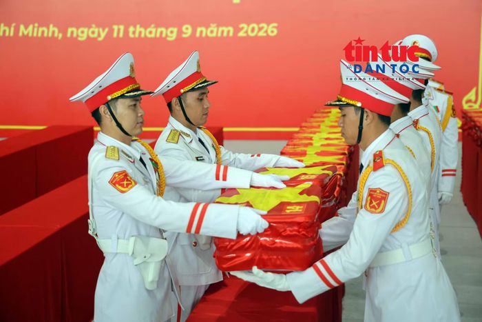 Lực lượng tiêu binh lần lượt đưa các thùng mẫu lên khoang máy bay.