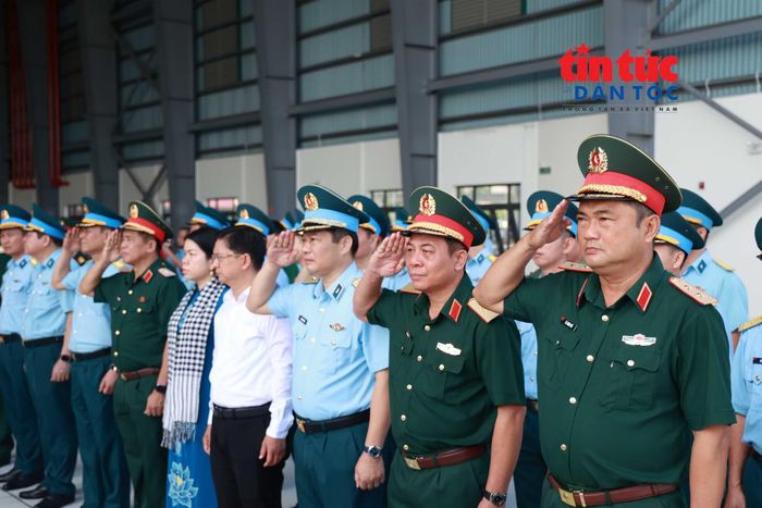 Lãnh đạo TP Hồ Chí Minh, Quân khu 7, Bộ Tư lệnh TP Hồ Chí Minh và Sư đoàn 370 trang nghiêm chào điều lệnh trước các thùng chứa sinh phẩm của các anh hùng liệt sĩ.