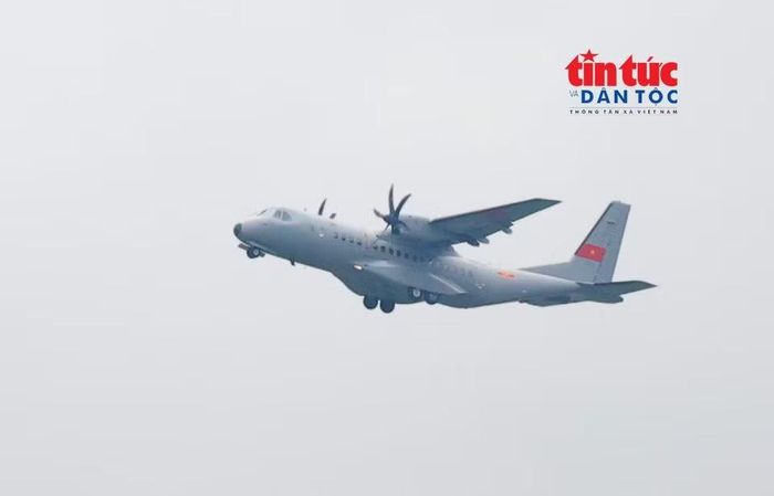 Vận tải cơ CASA-295 của Quân chủng Phòng không - Không quân cất cánh, mang theo những mẫu hài cốt liệt sĩ ra Hà Nội.