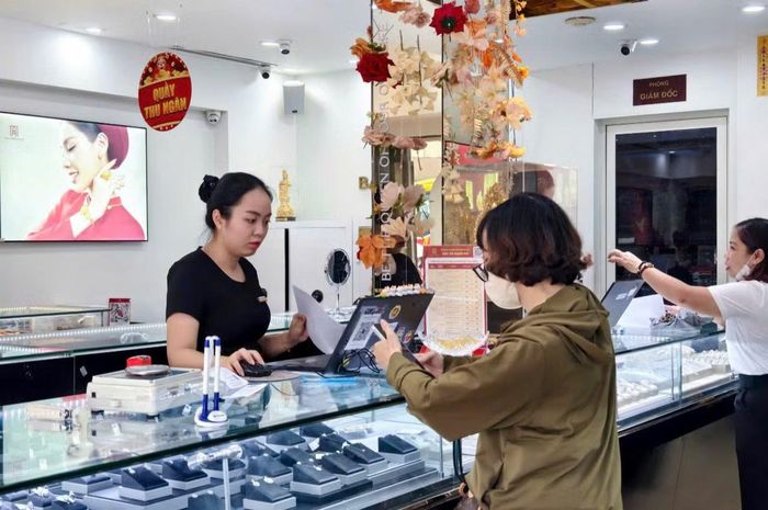 Các mặt hàng trang sức cũng giảm giá theo giá vàng SJC.