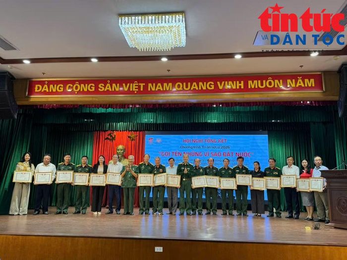 Hội Hỗ trợ gia đình liệt sĩ Việt Nam tặng Bằng khen cho các tập thể, cá nhân có những đóng góp tích cực vào thành công của Chiến dịch Tri ân liệt sĩ 2026.