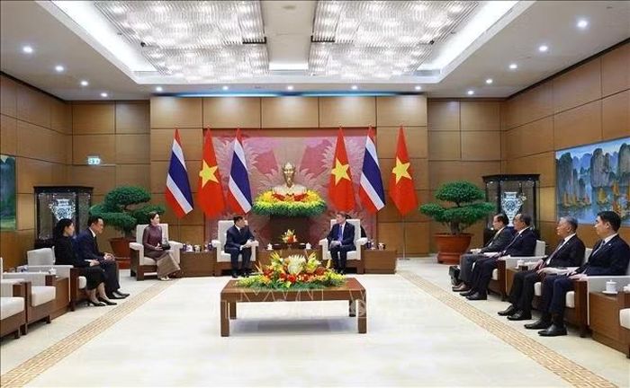 Thủ tướng Lê Minh Hưng hội kiến Nhà vua Vương quốc Thái Lan Maha Vajiralongkorn Phra Vajiraklaochaoyuhua và Hoàng hậu. Ảnh: Dương Giang/TTXVN