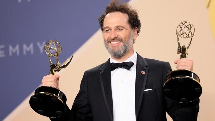 Matthew Rhys với hai giải Emmy mà anh giành được tại lễ trao giải năm 2026. Ảnh: Getty Images