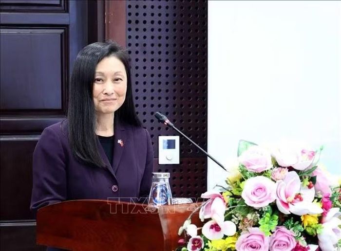 Đại sứ Hoa Kỳ tại Việt Nam Jennifer Wicks phát biểu tại lễ bàn giao.