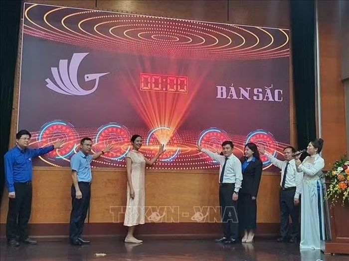 Các đại biểu thực hiện nghi thức bấm nút phát động Chương trình “Bản Sắc” năm 2026.