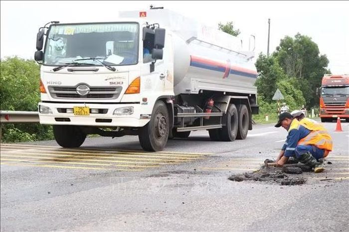 Xử lý khắc phục tạm thời các ổ gà trên Quốc lộ 1.