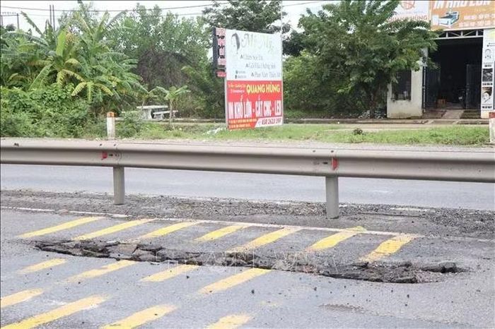 Ổ gà dài khoảng 2m trên Quốc lộ 1 đi qua địa bàn thành phố Huế được xử lý khắc phục tạm thời.