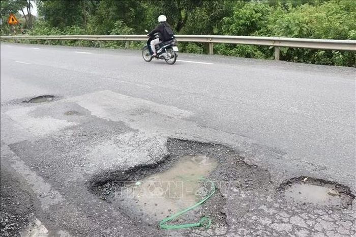 Ổ gà lớn trên Quốc lộ 1, đoạn qua địa bàn thành phố Huế.