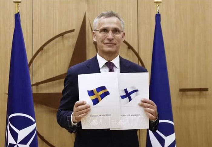 Tổng Thư ký Tổ chức Hiệp ước Bắc Đại Tây Dương (NATO) Jens Stoltenberg tiếp nhận đơn xin gia nhập liên minh quân sự của Thụy Điển và Phần Lan, tại Brussels (Bỉ) ngày 18/5/2022. Ảnh minh họa: AFP/TTXVN (không được phép sử dụng, chia sử bởi bên thứ ba)
