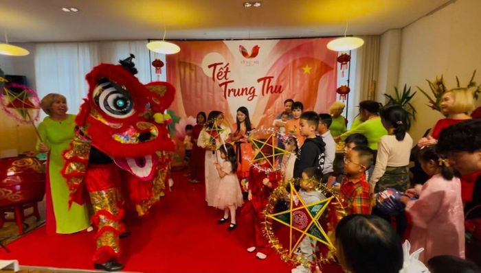 Hoạt cảnh về Tết Trung thu của 3 thế hệ sinh sống tại vùng Schwaben.