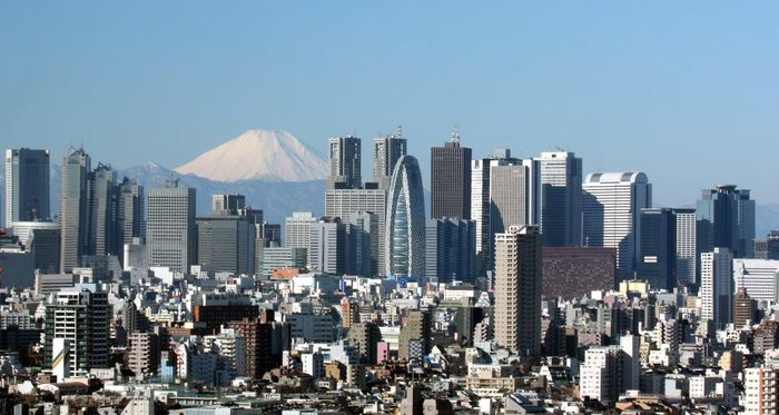 Toàn cảnh các tòa nhà chọc trời ở Shinjuku và núi Phú Sĩ nhìn từ Trung tâm Hành chính Bunkyo ở Tokyo. Ảnh: Wikipedia
