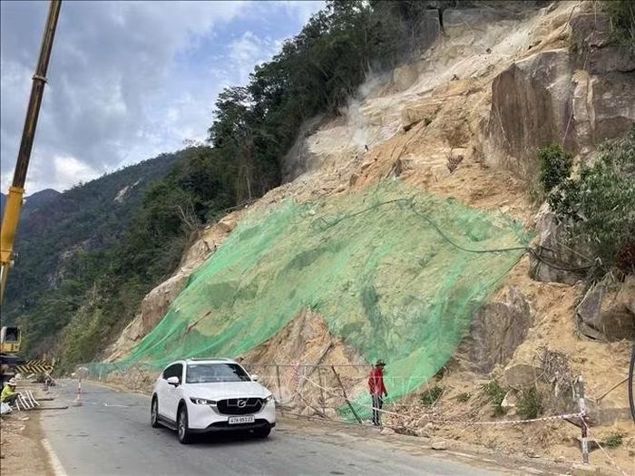 Điểm sạt lở trên quốc lộ 27C được khẩn trương khắc phục. Ảnh: TTXVN phát