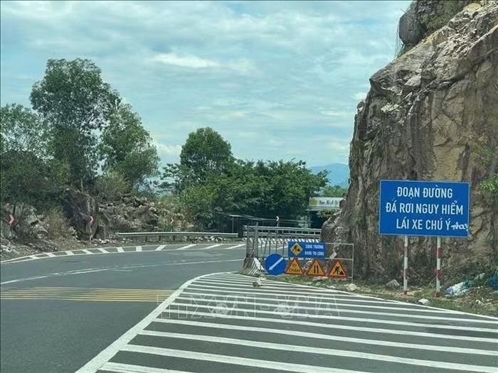 Rào chắn, cảnh báo nguy hiểm khi lưu thông tại những điểm có nguy cơ sạt lở trên quốc lộ 27C. Ảnh TTXVN