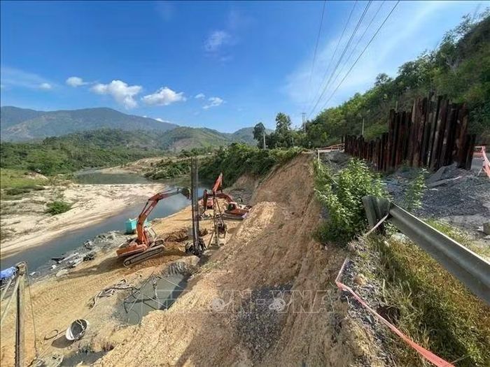 Các nhà thầu tập trung sửa chữa điểm sạt lở tại đèo Khánh Lê. Ảnh: TTXVN phát