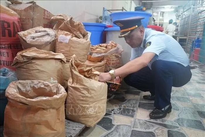 Quản lý thị trường kiểm tra xuất xứ nguyên liệu sản xuất bánh trung thu.