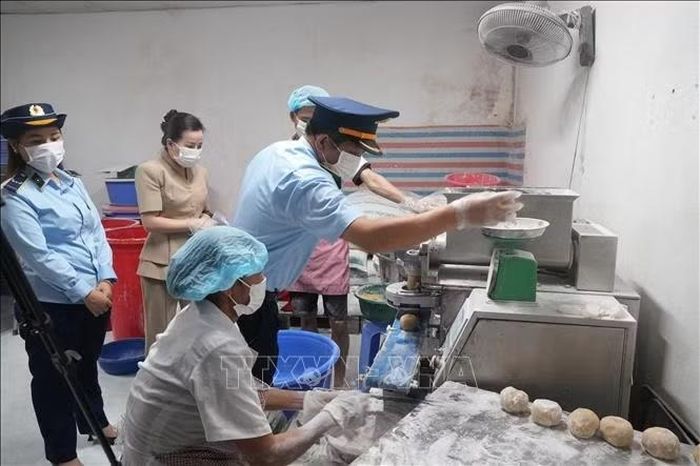 Kiểm tra trọng lượng của sản phẩm bánh trung thu ở Lạng Sơn.