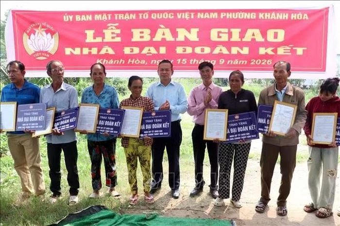 Lãnh đạo phường Khánh Hòa trao Quyết định và bảng tượng trưng tặng nhà Đại đoàn kết cho các hộ gia đình.